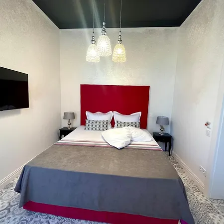 Regina Bed&wine Готель *