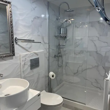 Regina Bed&wine Готель